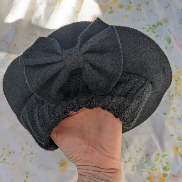 Black Beret with Bow - Picture 5 of 6